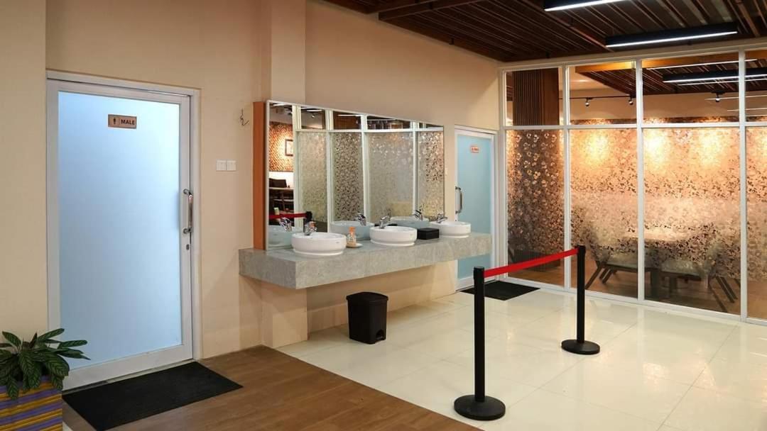 Elohim Hotel Sentani Jayapura Esterno foto